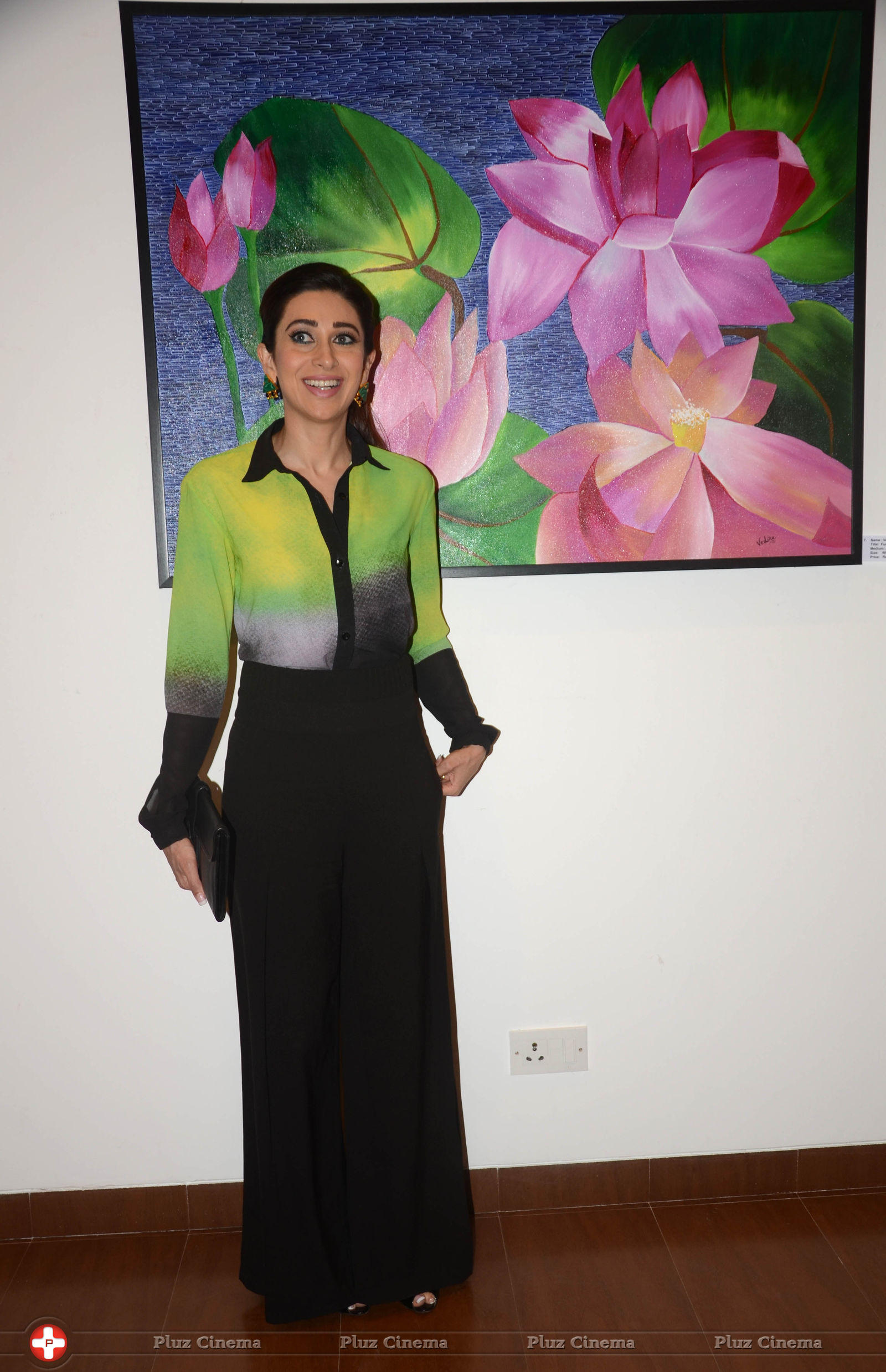 Karisma Kapoor - Karisma Kapoor at The Painting Exhibition Bal Disha Titled Mosaic Photos | Picture 635487
