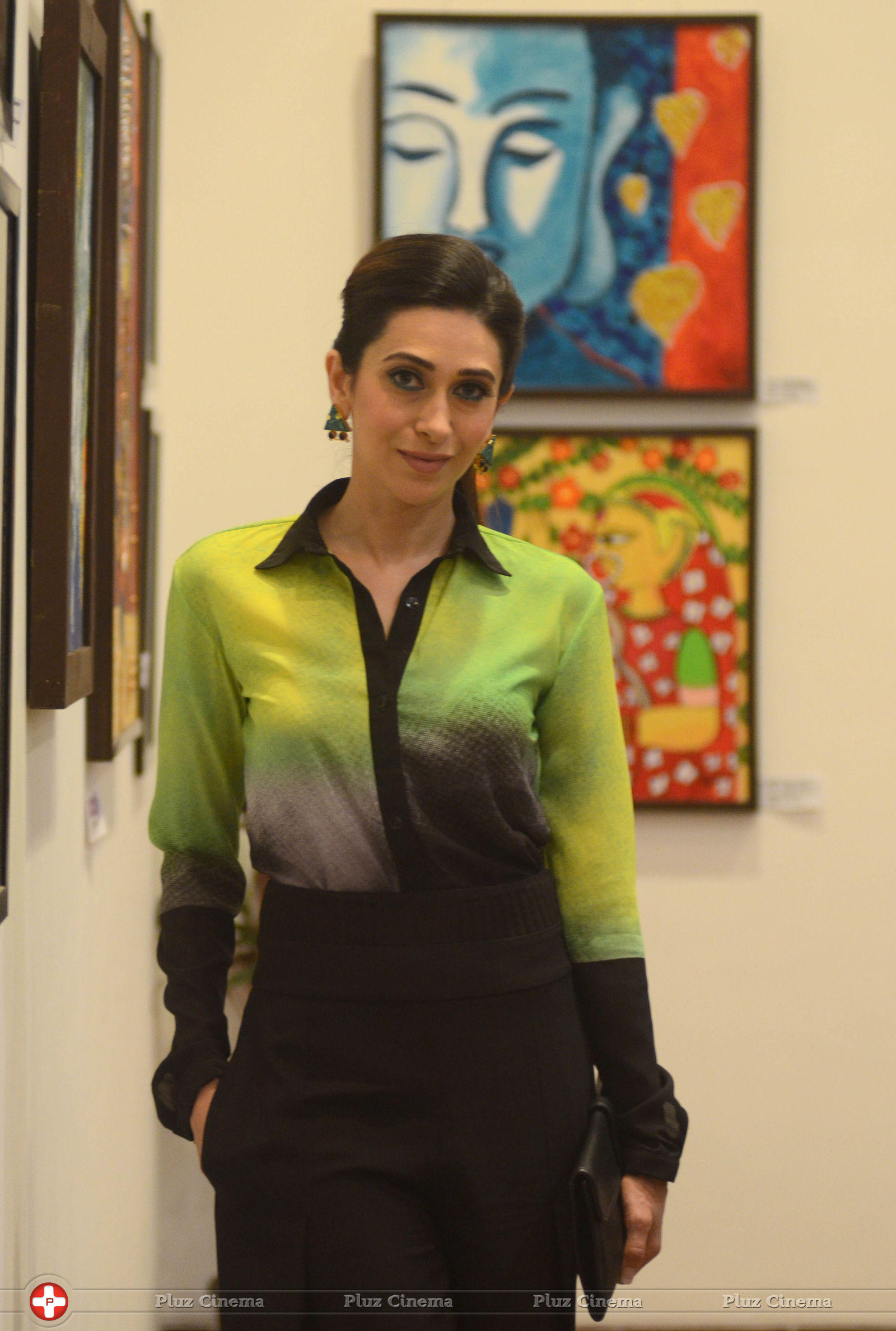 Karisma Kapoor - Karisma Kapoor at The Painting Exhibition Bal Disha Titled Mosaic Photos | Picture 635490