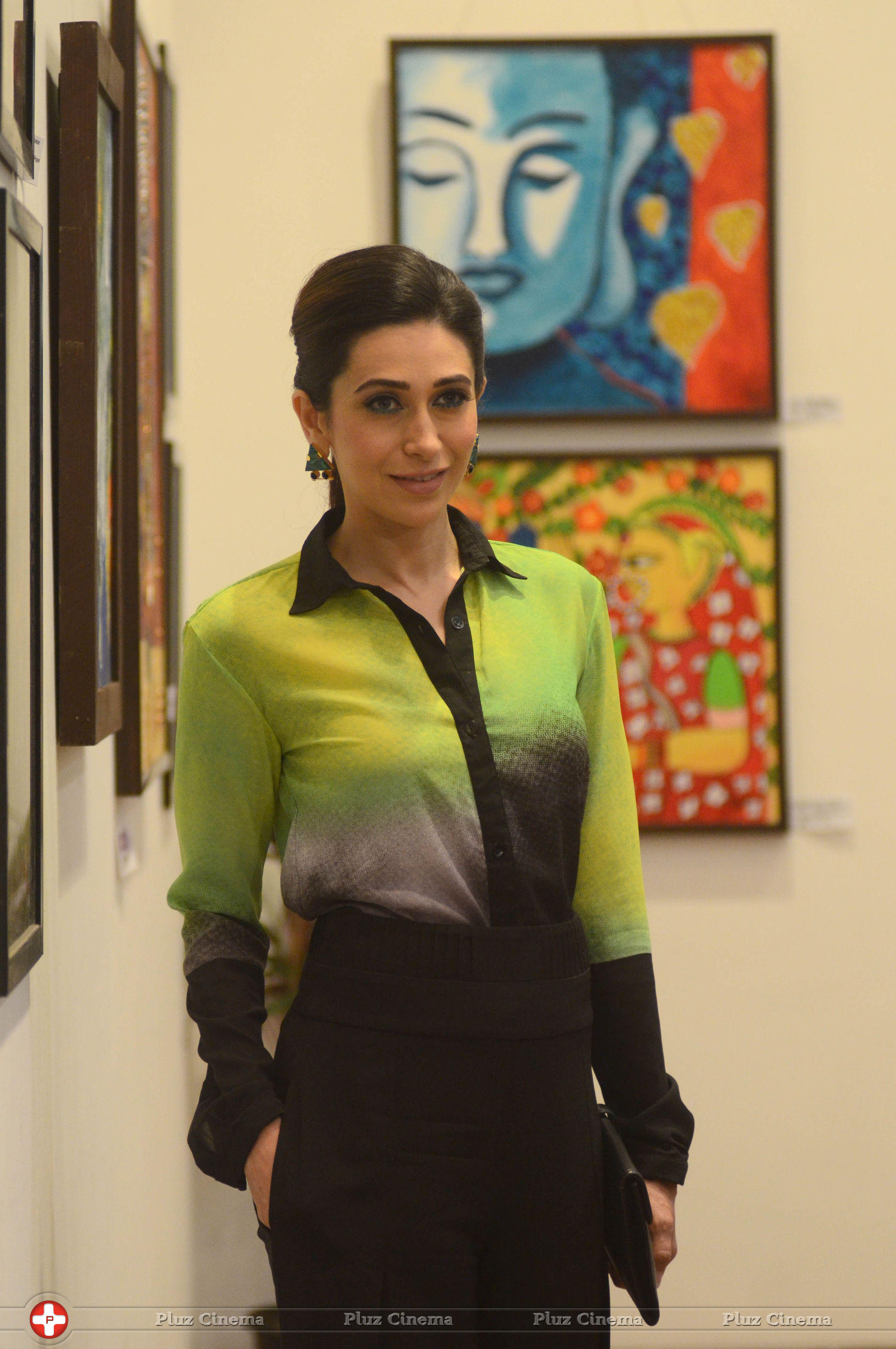 Karisma Kapoor - Karisma Kapoor at The Painting Exhibition Bal Disha Titled Mosaic Photos | Picture 635493