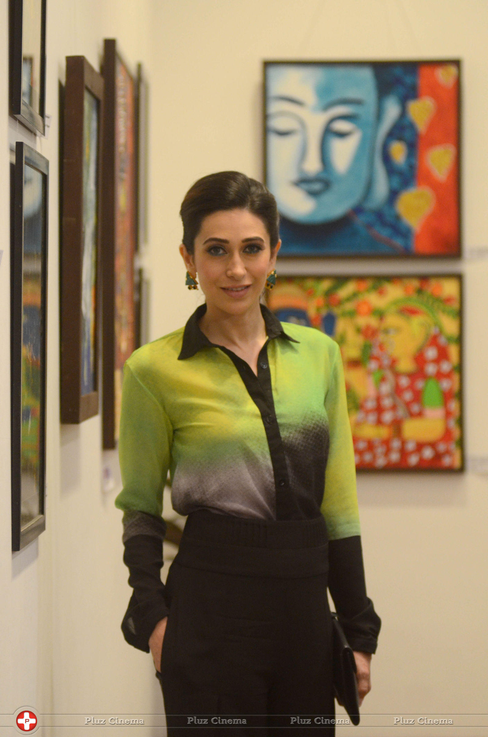 Karisma Kapoor - Karisma Kapoor at The Painting Exhibition Bal Disha Titled Mosaic Photos | Picture 635495