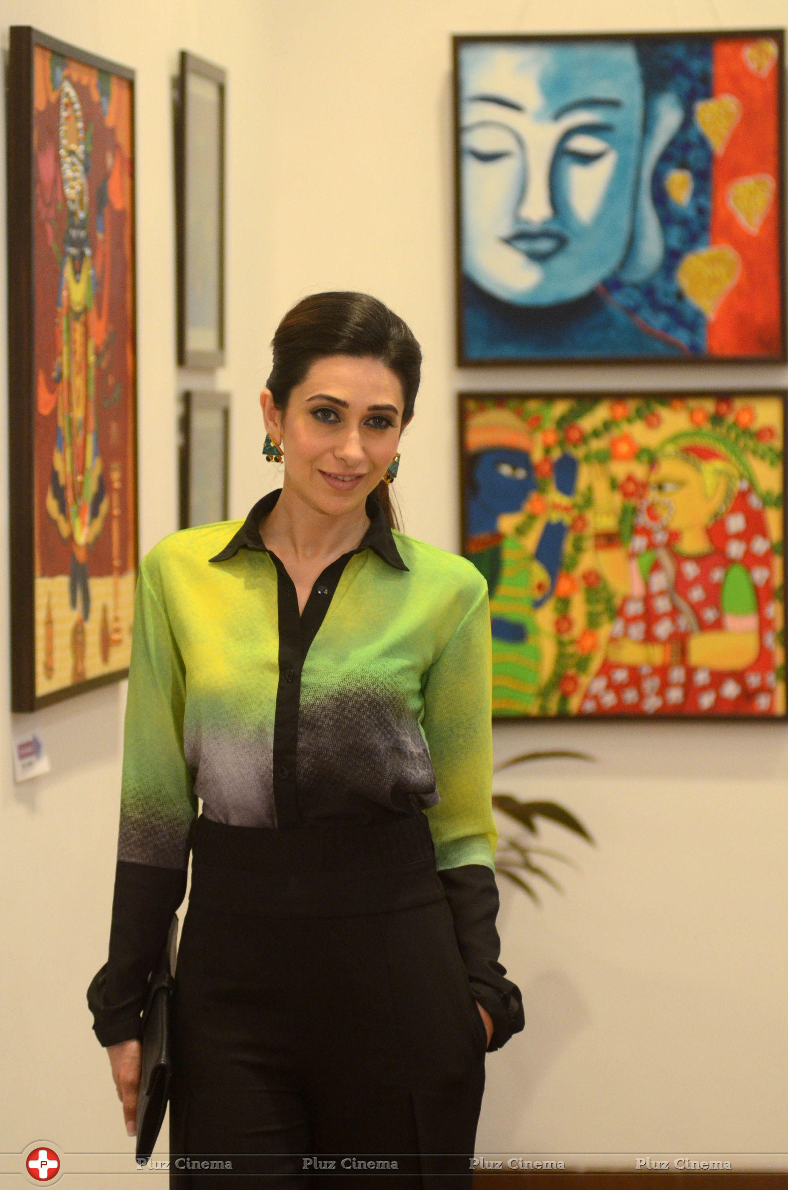 Karisma Kapoor - Karisma Kapoor at The Painting Exhibition Bal Disha Titled Mosaic Photos | Picture 635497