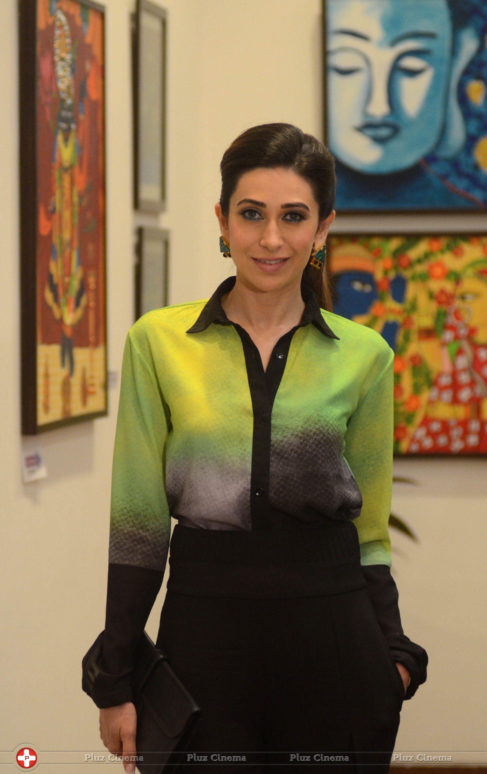 Karisma Kapoor - Karisma Kapoor at The Painting Exhibition Bal Disha Titled Mosaic Photos | Picture 635499