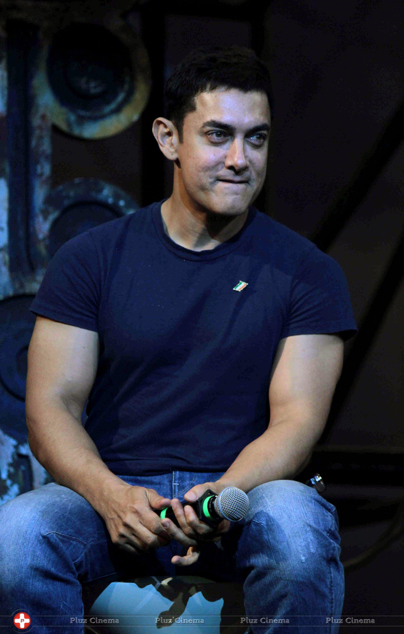 Aamir Khan - Aamir dedicates Dhoom 3 title song to Sachin Photos | Picture 638964