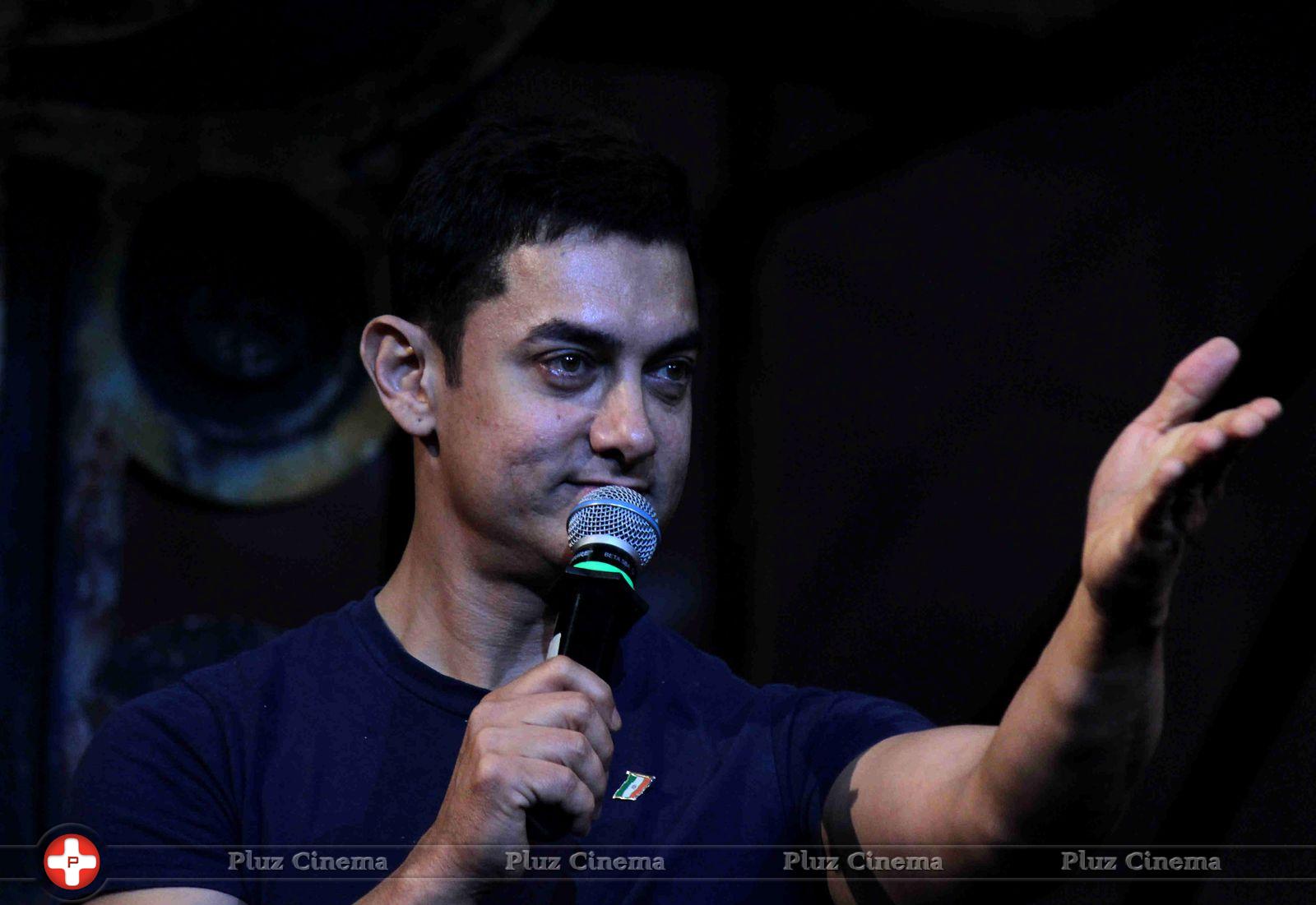 Aamir Khan - Aamir dedicates Dhoom 3 title song to Sachin Photos | Picture 638969