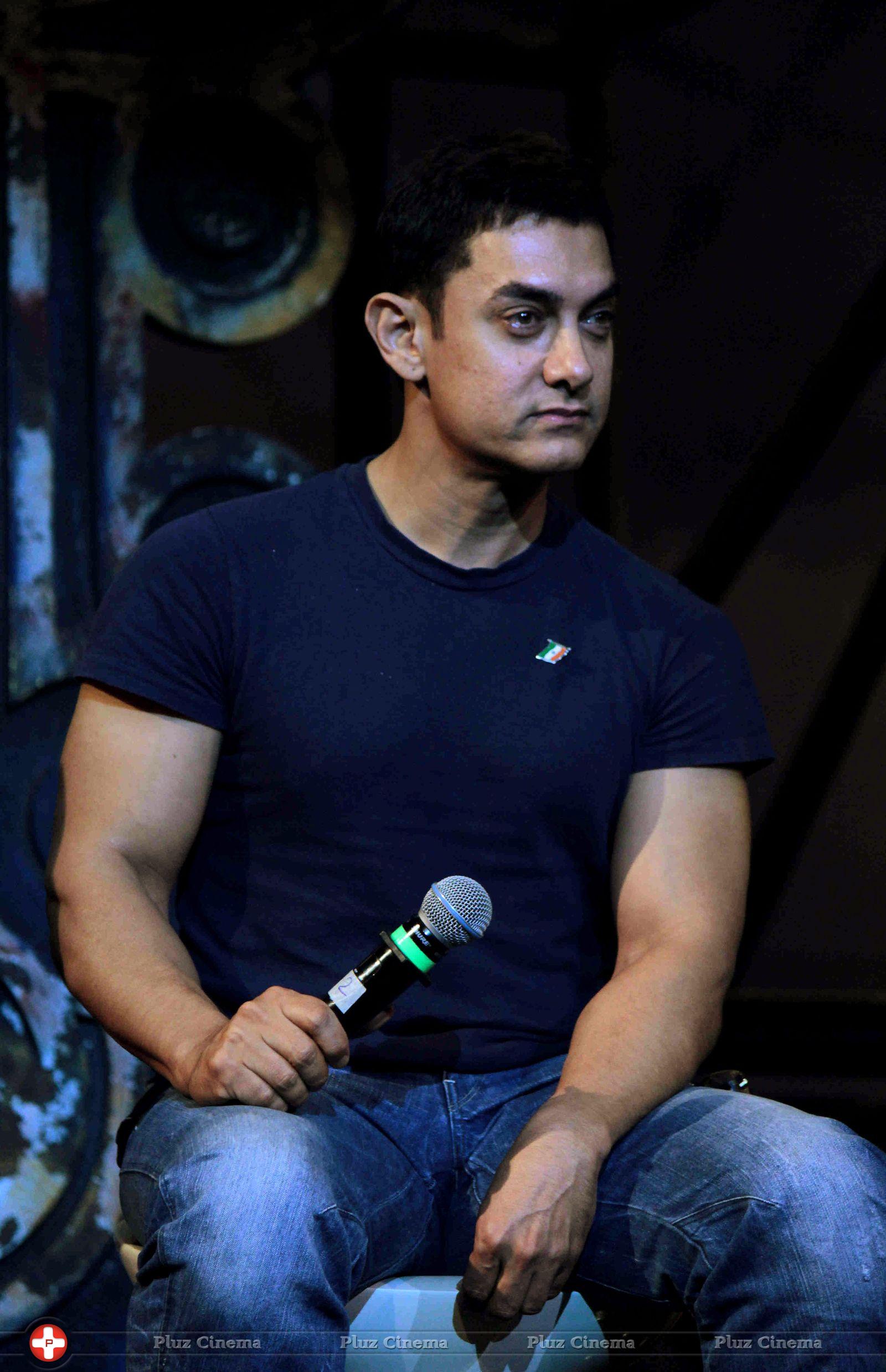 Aamir Khan - Aamir dedicates Dhoom 3 title song to Sachin Photos | Picture 638985