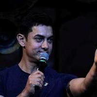 Aamir Khan - Aamir dedicates Dhoom 3 title song to Sachin Photos | Picture 638969
