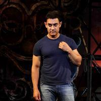 Aamir Khan - Aamir dedicates Dhoom 3 title song to Sachin Photos | Picture 638974