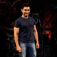 Aamir Khan - Aamir dedicates Dhoom 3 title song to Sachin Photos | Picture 638978