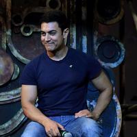 Aamir Khan - Aamir dedicates Dhoom 3 title song to Sachin Photos | Picture 638981