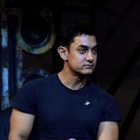 Aamir Khan - Aamir dedicates Dhoom 3 title song to Sachin Photos | Picture 638985