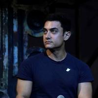 Aamir Khan - Aamir dedicates Dhoom 3 title song to Sachin Photos | Picture 638986