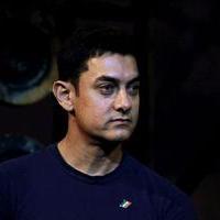 Aamir Khan - Aamir dedicates Dhoom 3 title song to Sachin Photos | Picture 638987