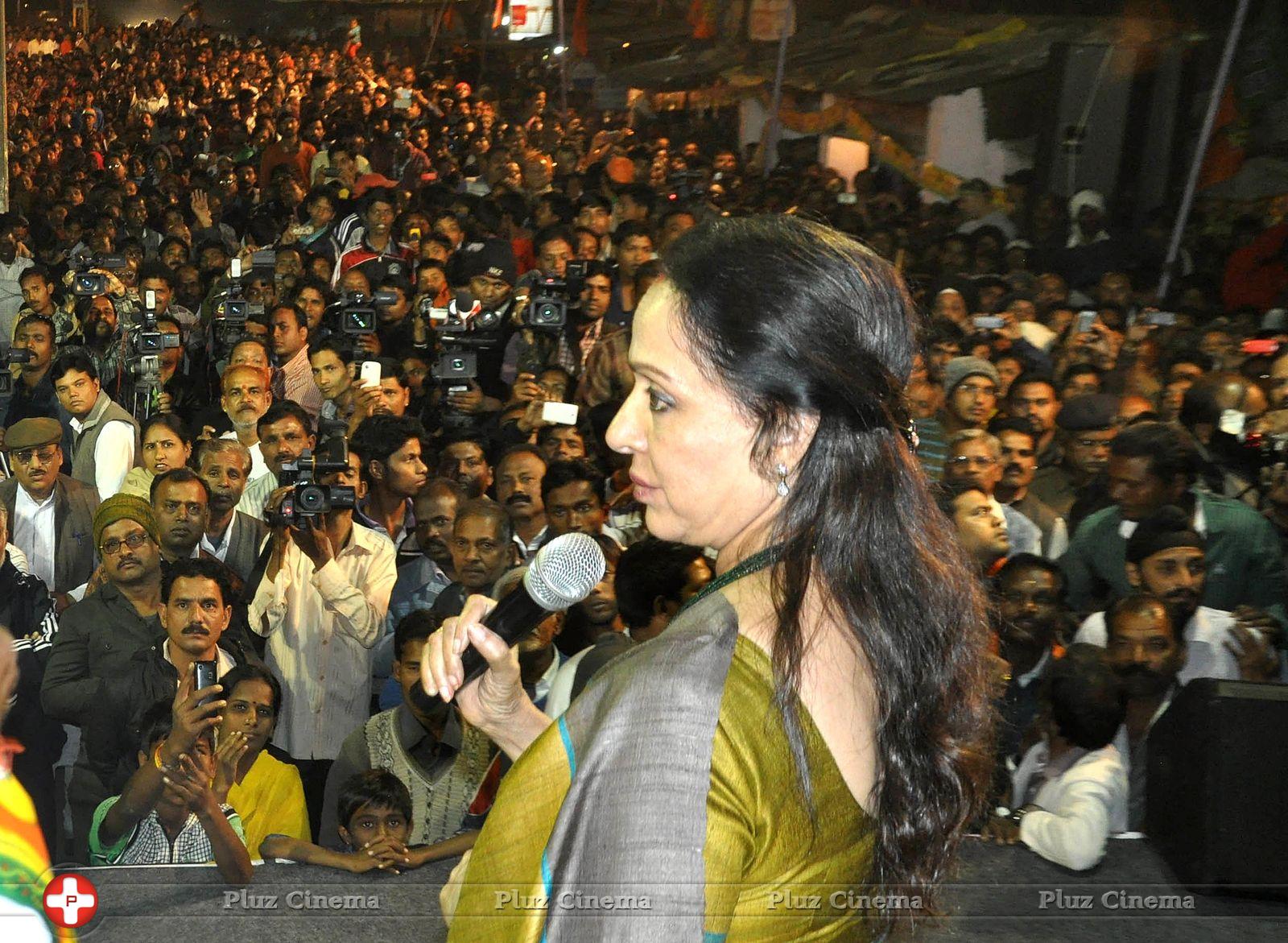 Hema Malini - Actress Hema Malini addressing Public Rally Stills | Picture 645970