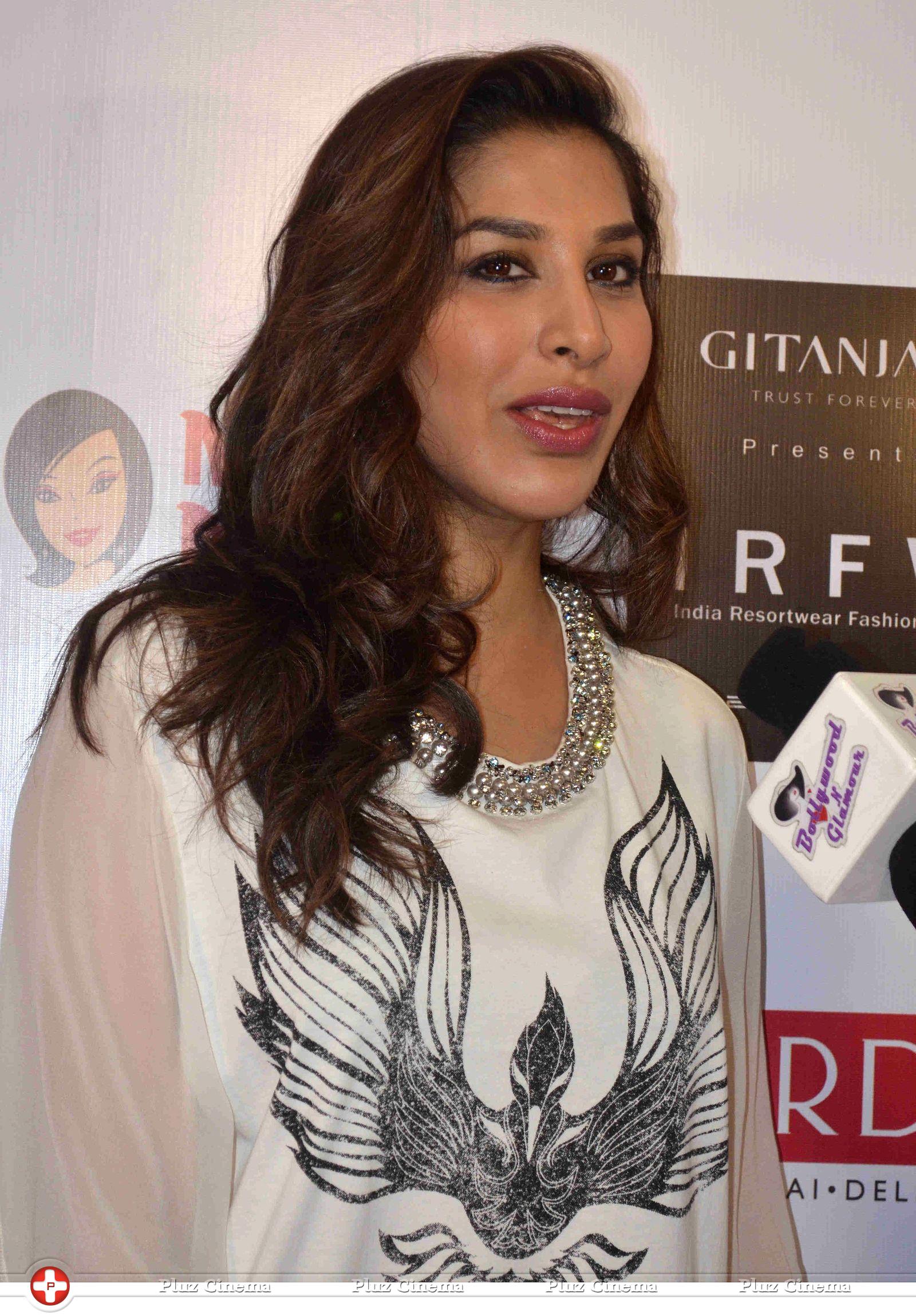 Sophie Choudry - Fashion designers Shane and Falguni Peacock preview of IRFW Collection Photos | Picture 647989