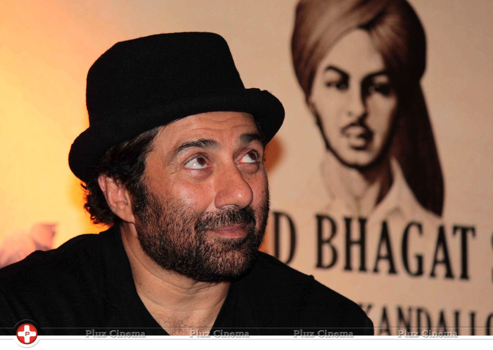 Sunny Deol unveils wax statue of Shahid Bhagat Singh Photos | Picture 647787