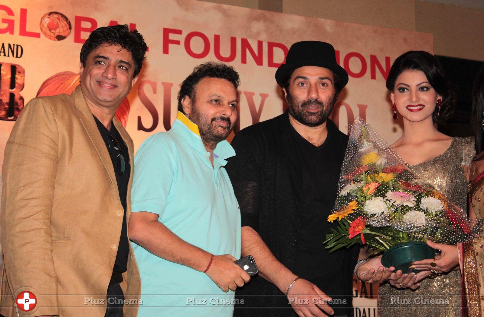 Sunny Deol unveils wax statue of Shahid Bhagat Singh Photos | Picture 647805