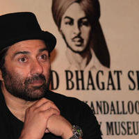 Sunny Deol unveils wax statue of Shahid Bhagat Singh Photos | Picture 647784