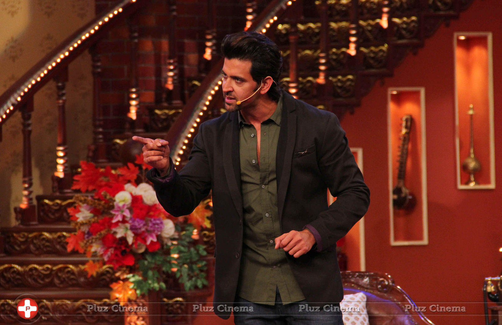 Hrithik Roshan - Hrithik Roshan Promotes Krrish 3 On the Sets Of Comedy Nights With Kapil Photos | Picture 611850