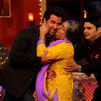 Hrithik Roshan - Hrithik Roshan Promotes Krrish 3 On the Sets Of Comedy Nights With Kapil Photos | Picture 611824