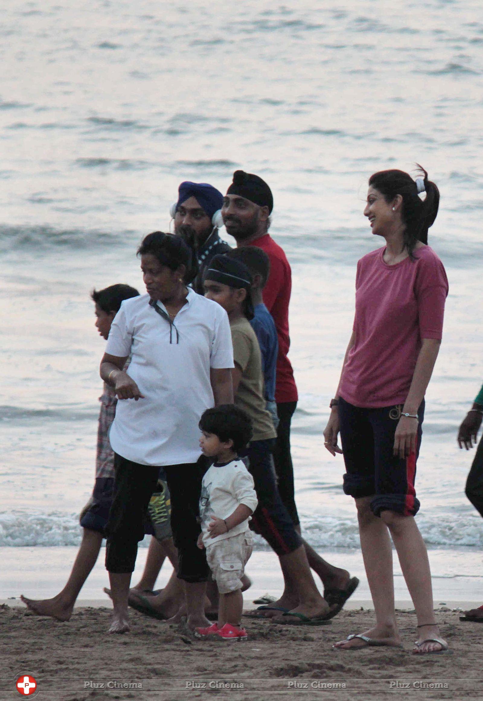 Shilpa Shetty at Juhu Beach Stills | Picture 620845