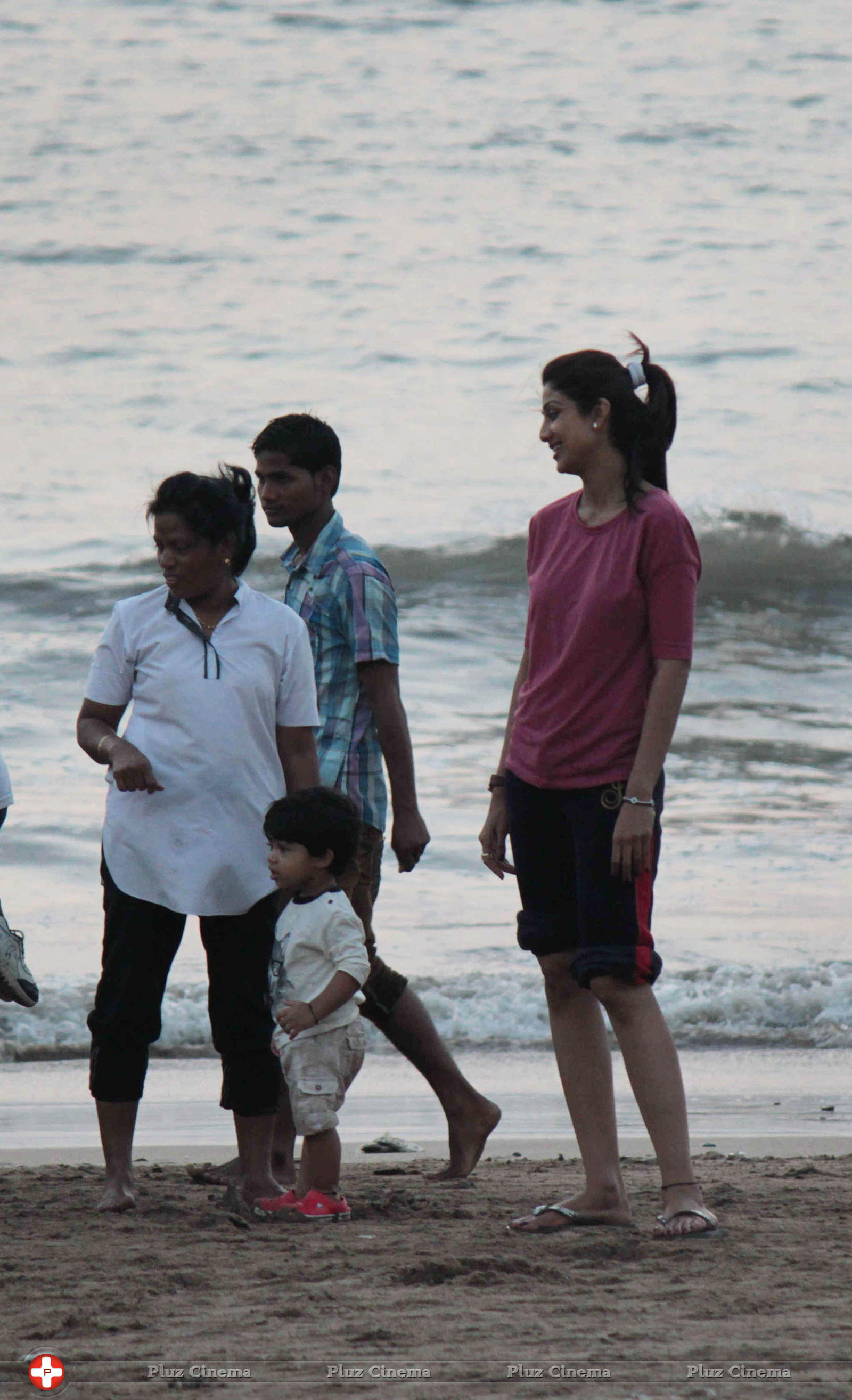 Shilpa Shetty at Juhu Beach Stills | Picture 620846