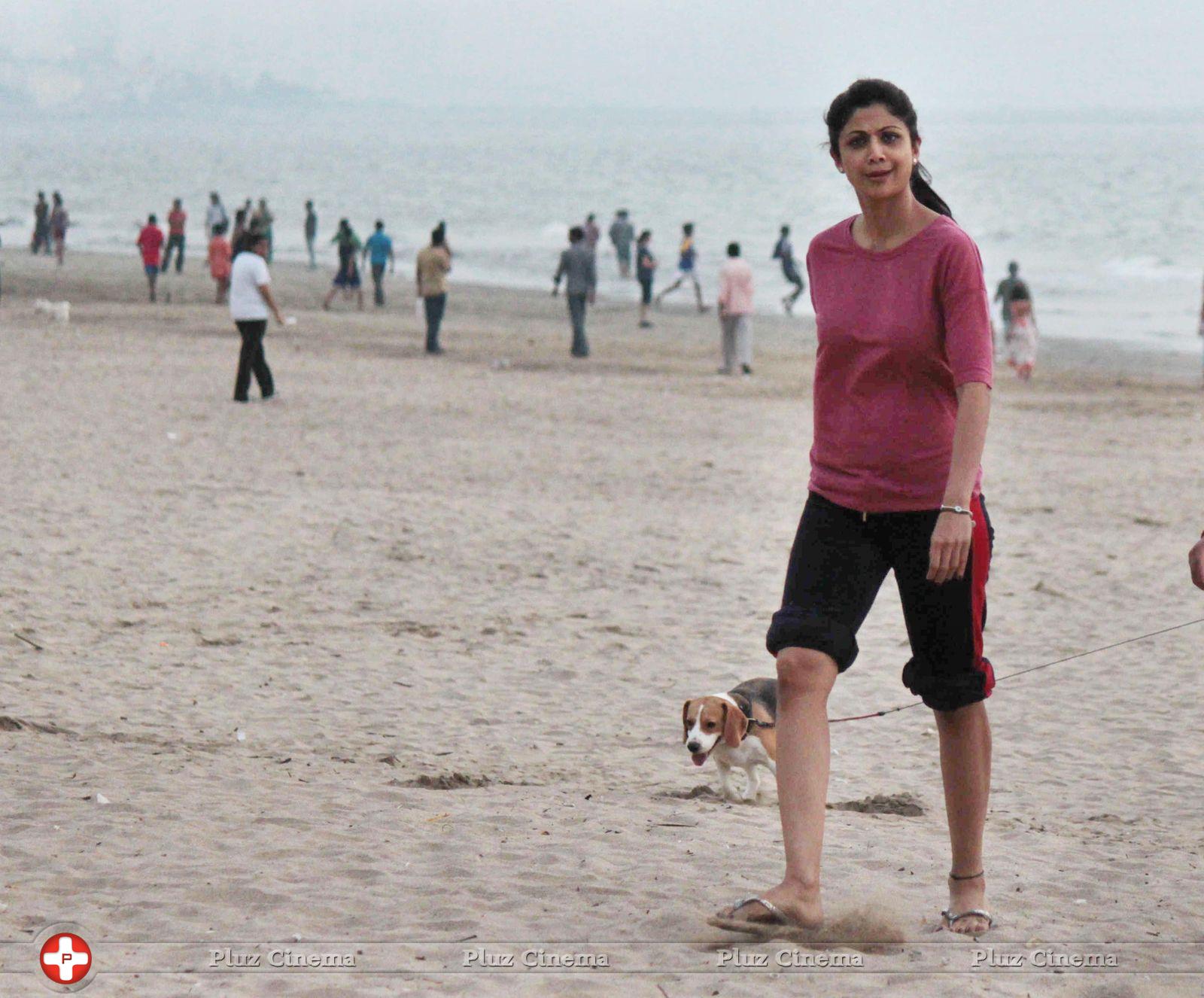Shilpa Shetty - Shilpa Shetty at Juhu Beach Stills | Picture 620851