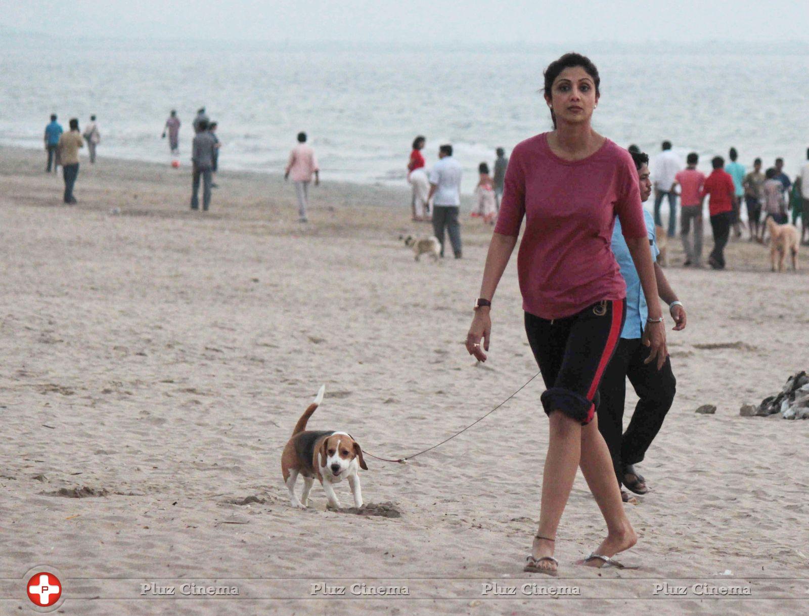 Shilpa Shetty - Shilpa Shetty at Juhu Beach Stills | Picture 620852