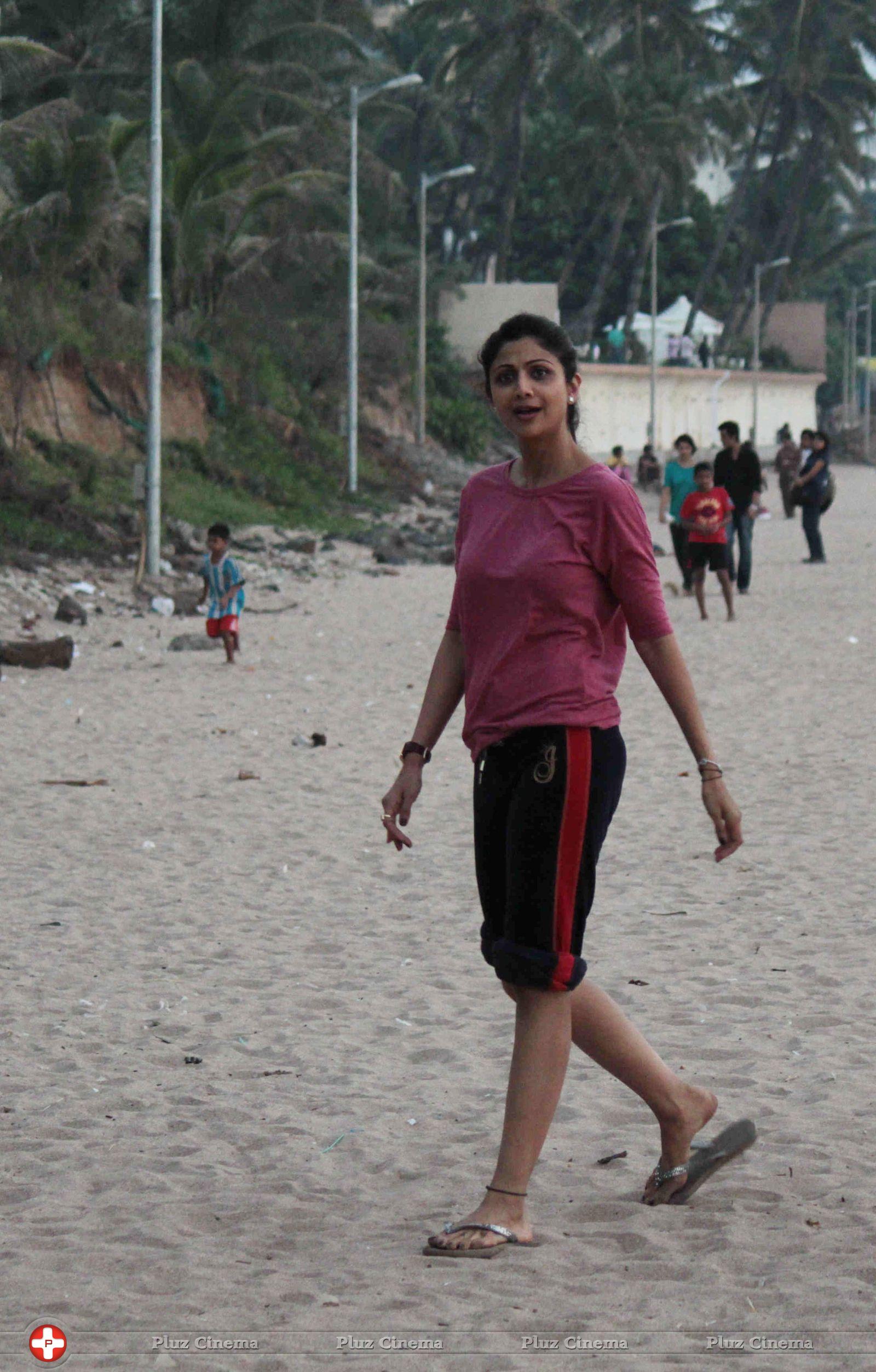 Shilpa Shetty - Shilpa Shetty at Juhu Beach Stills | Picture 620856