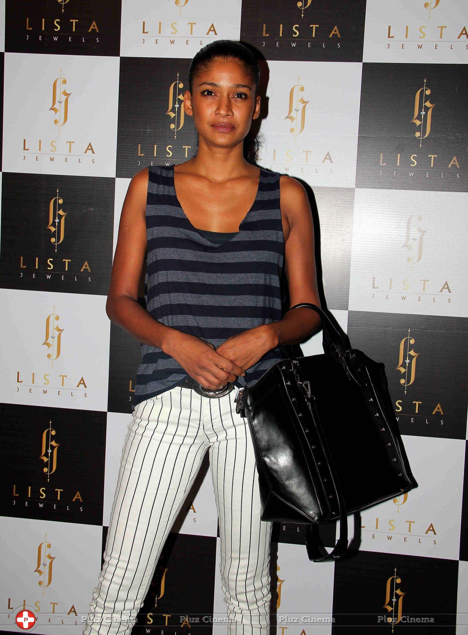 Carol Gracias - Shahrukh Khan & Others at The Launch of Lista Jewellery Store Photos | Picture 622860