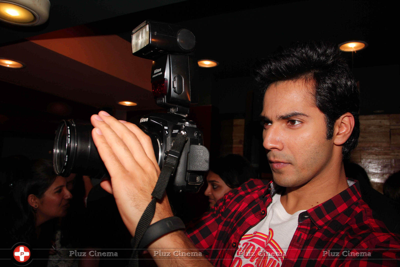 Varun Dhawan and Ileana Promotes their film at cafe and theatres Photos | Picture 739561