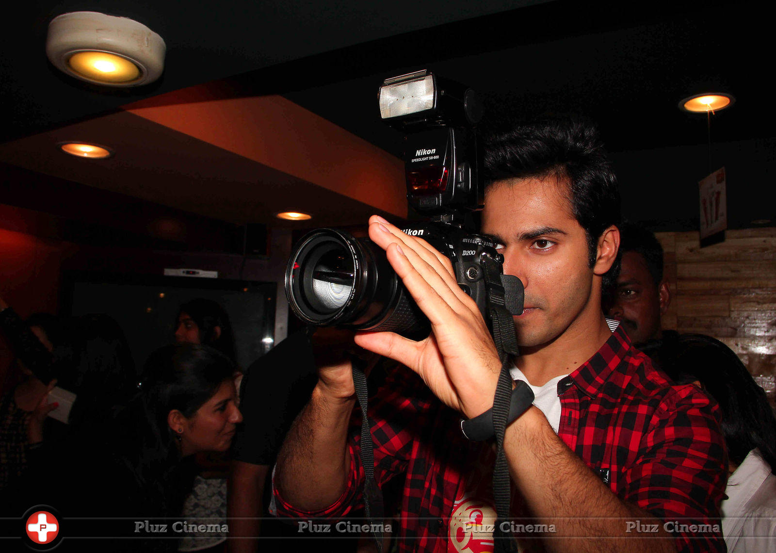 Varun Dhawan and Ileana Promotes their film at cafe and theatres Photos | Picture 739562