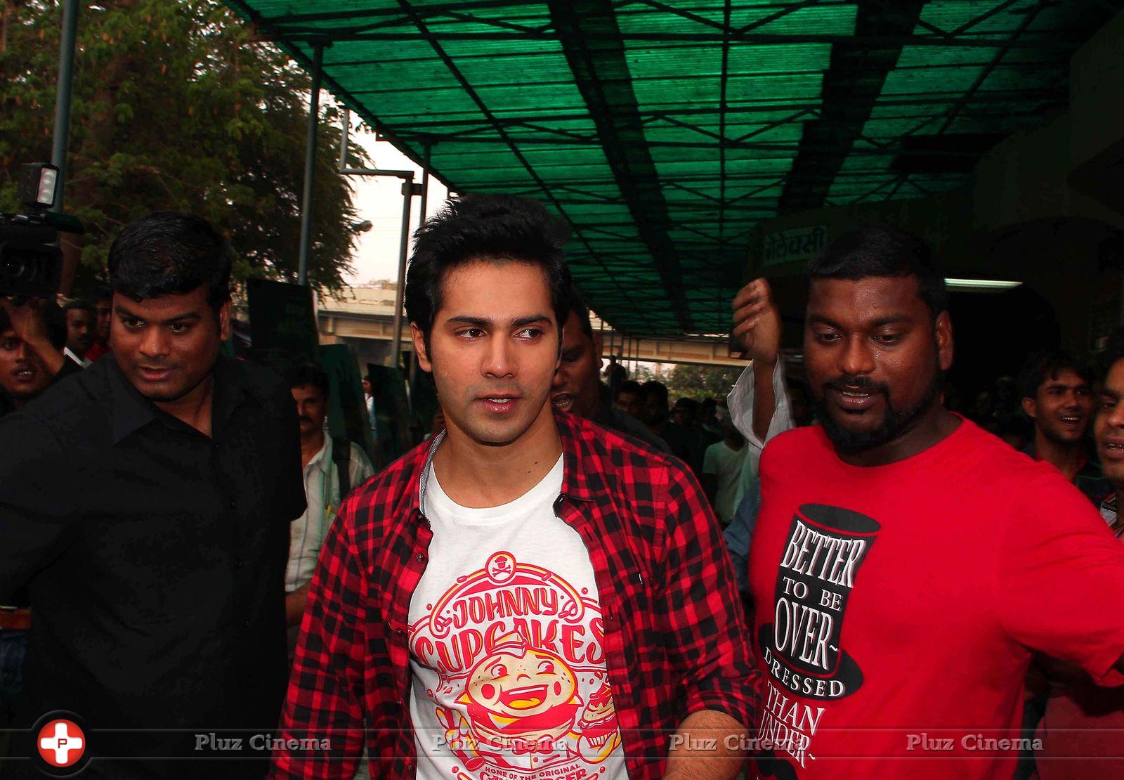 Varun Dhawan and Ileana Promotes their film at cafe and theatres Photos | Picture 739575