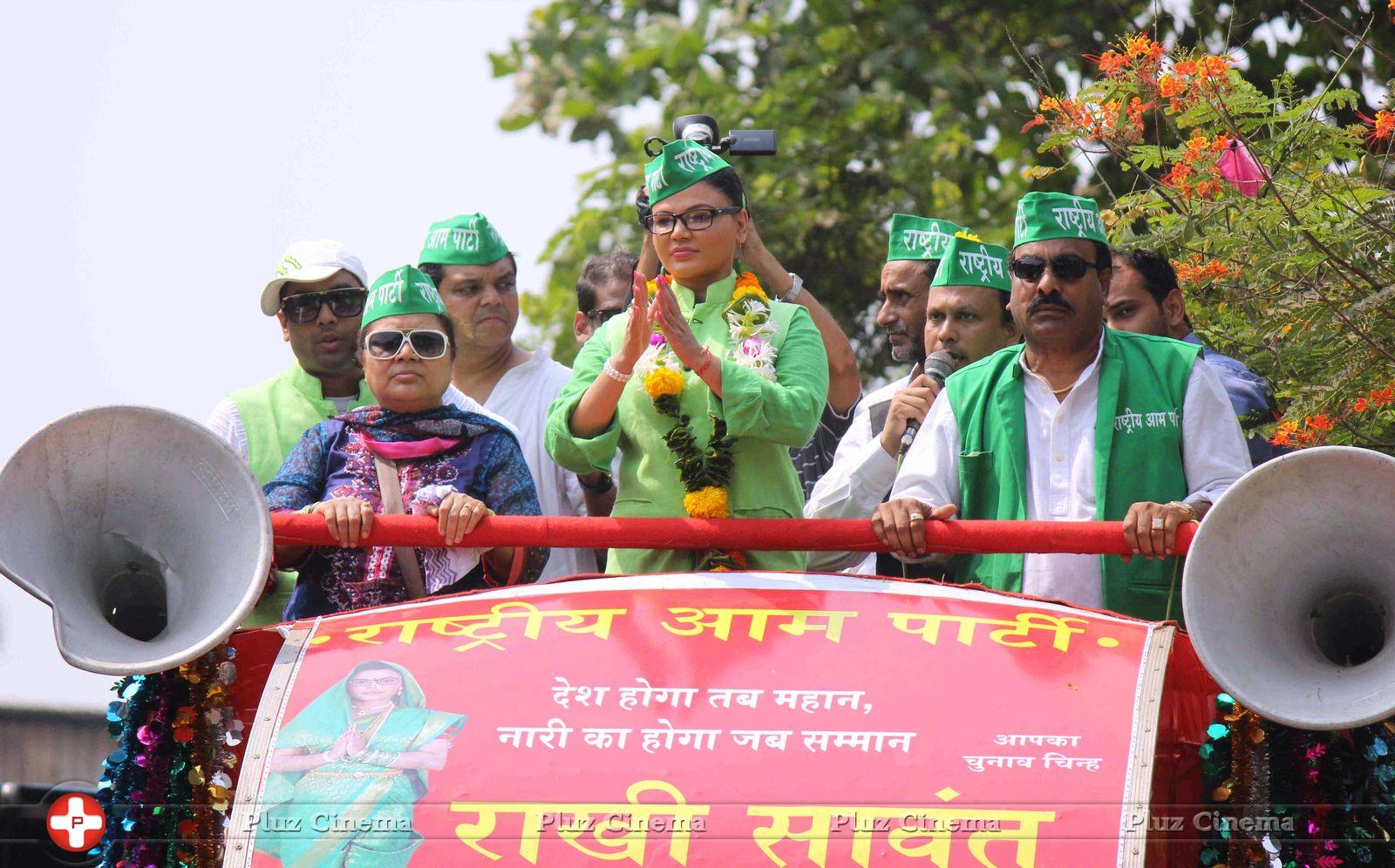 Rakhi Sawant - Rakhi Sawant campaigns in Mumbai North West constituency Photos | Picture 741035