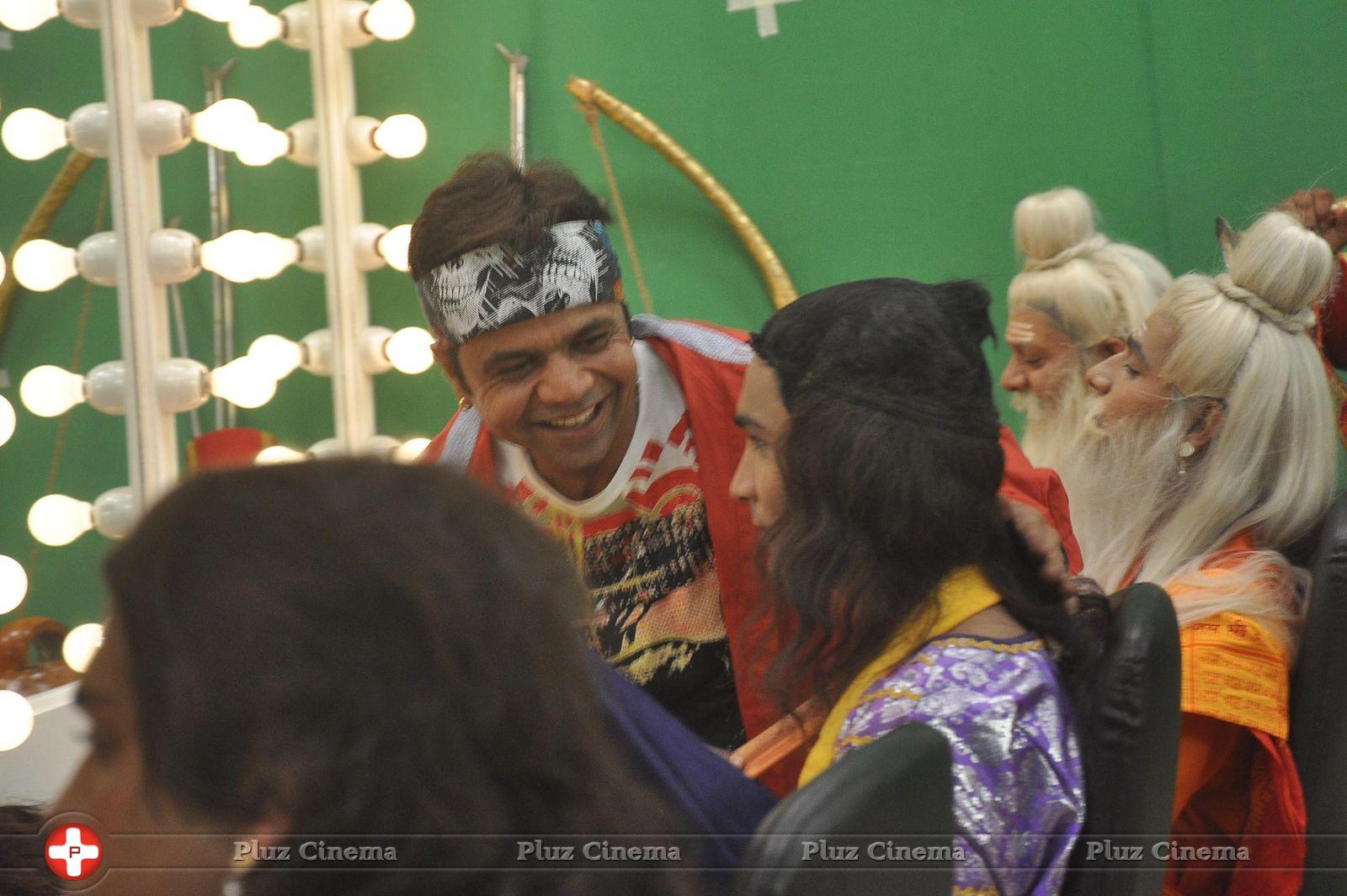 Rajpal Yadav in a make up artist avatar on location of Humein Toh Loot Liya Photos | Picture 789940