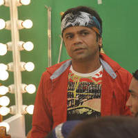 Rajpal Yadav - Rajpal Yadav in a make up artist avatar on location of Humein Toh Loot Liya Photos | Picture 789939