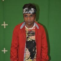 Rajpal Yadav - Rajpal Yadav in a make up artist avatar on location of Humein Toh Loot Liya Photos | Picture 789941