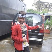 Rajpal Yadav - Rajpal Yadav in a make up artist avatar on location of Humein Toh Loot Liya Photos | Picture 789943