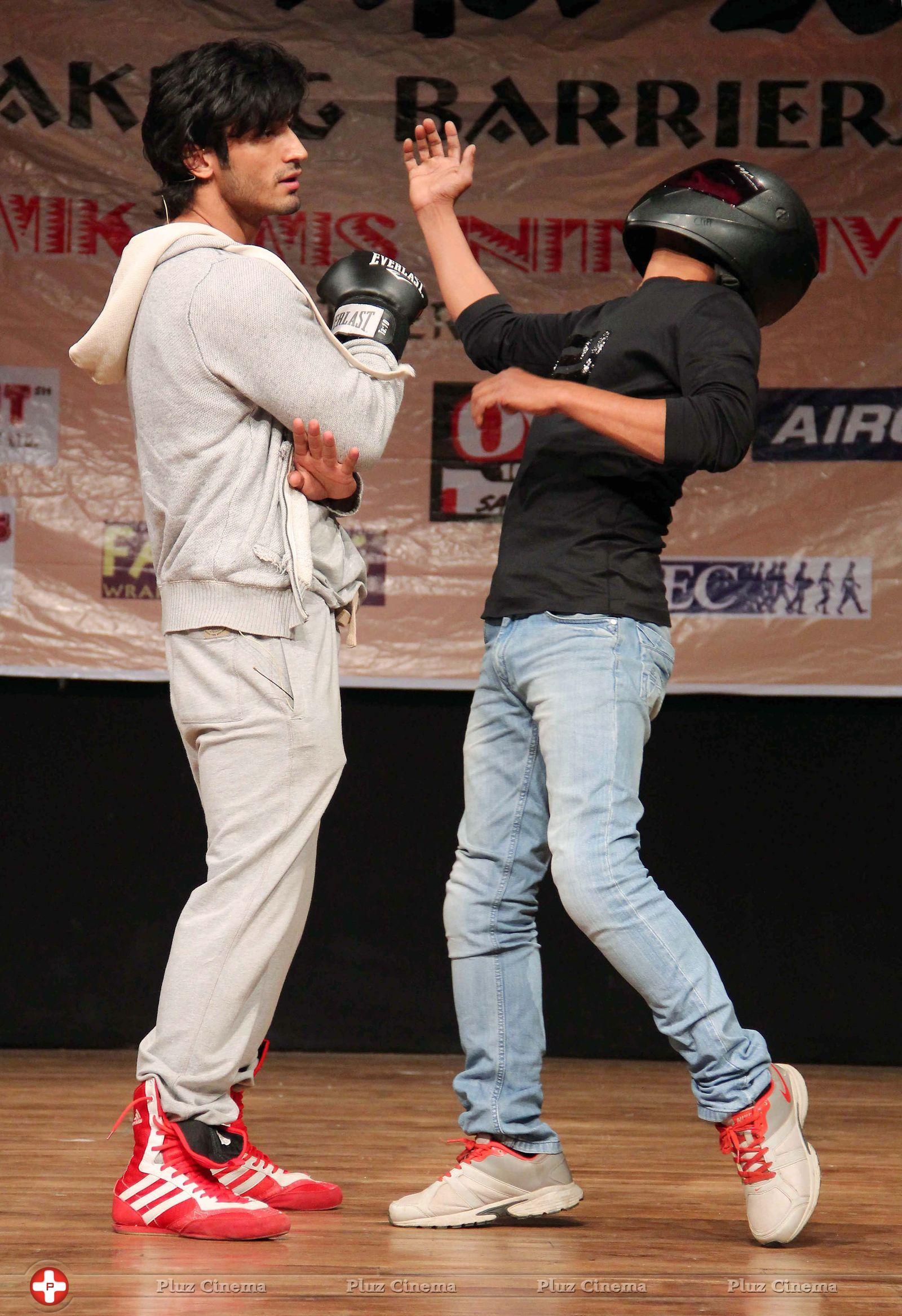 Vidyut Jamwal - Actor Vidyut Jamwal trains women in self defense | Picture 710965