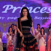 Juhi Chawla - Juhi and Govinda at Grand finale Indian Princess 2014 Season 5 Photos | Picture 714958