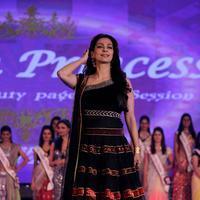 Juhi Chawla - Juhi and Govinda at Grand finale Indian Princess 2014 Season 5 Photos