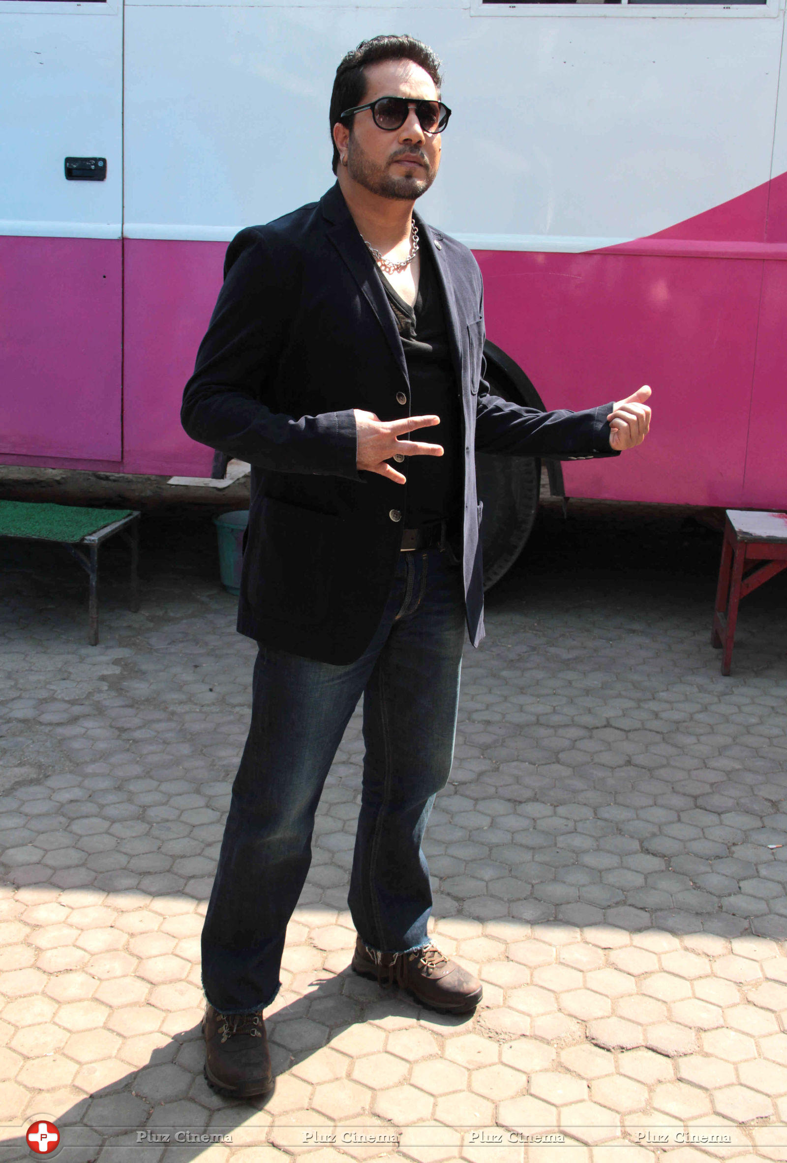 Mika Singh - Mika Singh on sets of SAB TV serial FIR Stills | Picture 715415