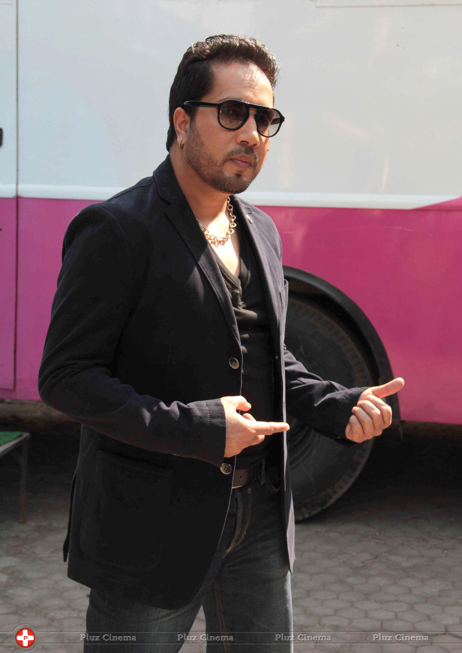 Mika Singh - Mika Singh on sets of SAB TV serial FIR Stills | Picture 715417