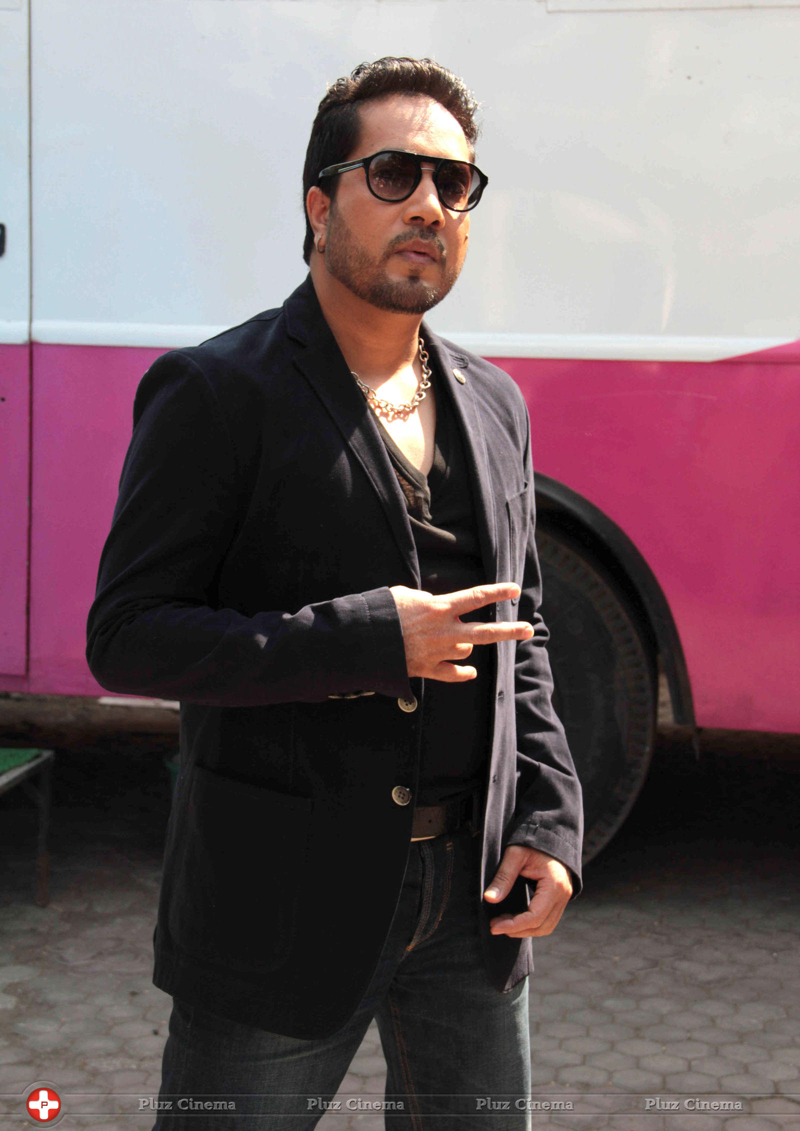 Mika Singh - Mika Singh on sets of SAB TV serial FIR Stills | Picture 715418