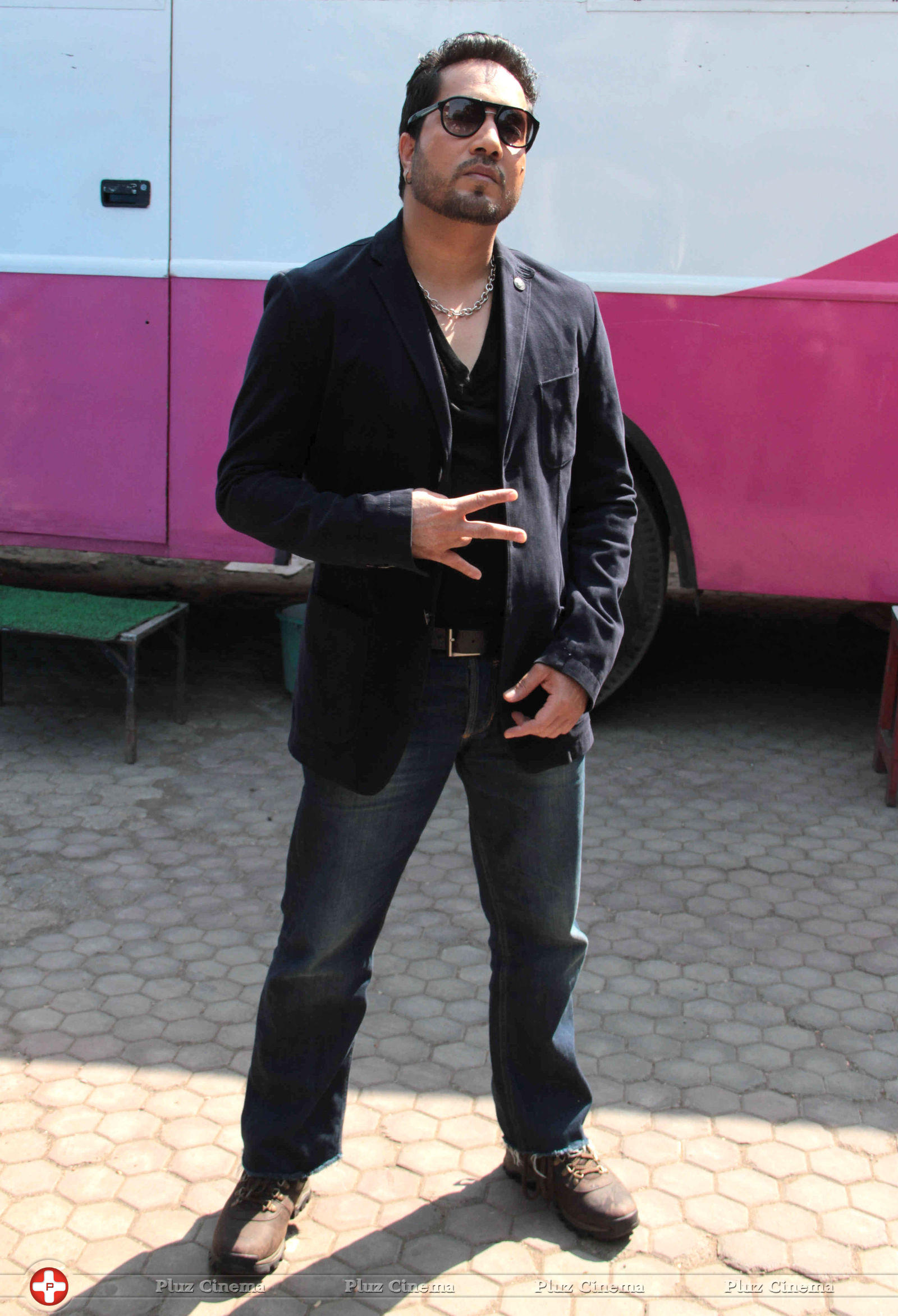 Mika Singh - Mika Singh on sets of SAB TV serial FIR Stills | Picture 715421