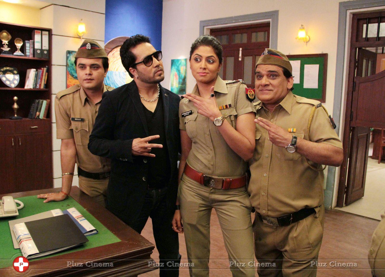 Mika Singh - Mika Singh on sets of SAB TV serial FIR Stills | Picture 715430