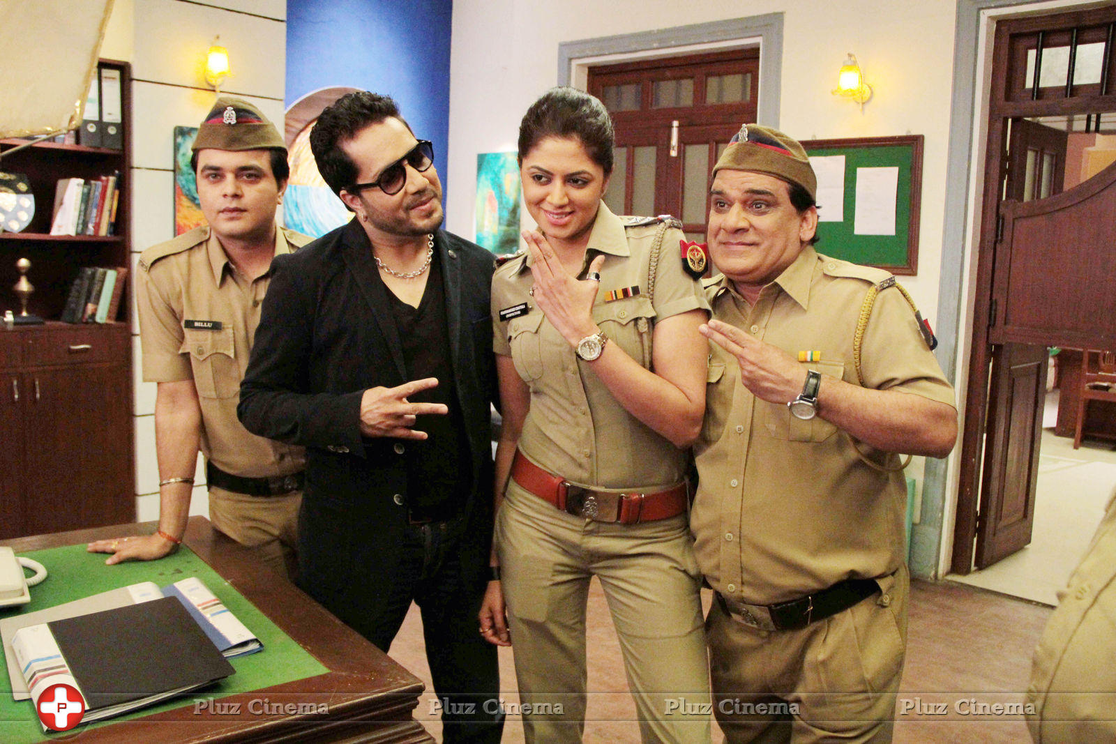 Mika Singh - Mika Singh on sets of SAB TV serial FIR Stills | Picture 715431