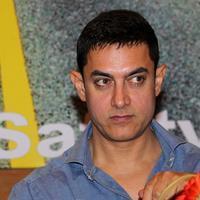Aamir Khan - Aamir Khan gives tips on Road Safety Photos