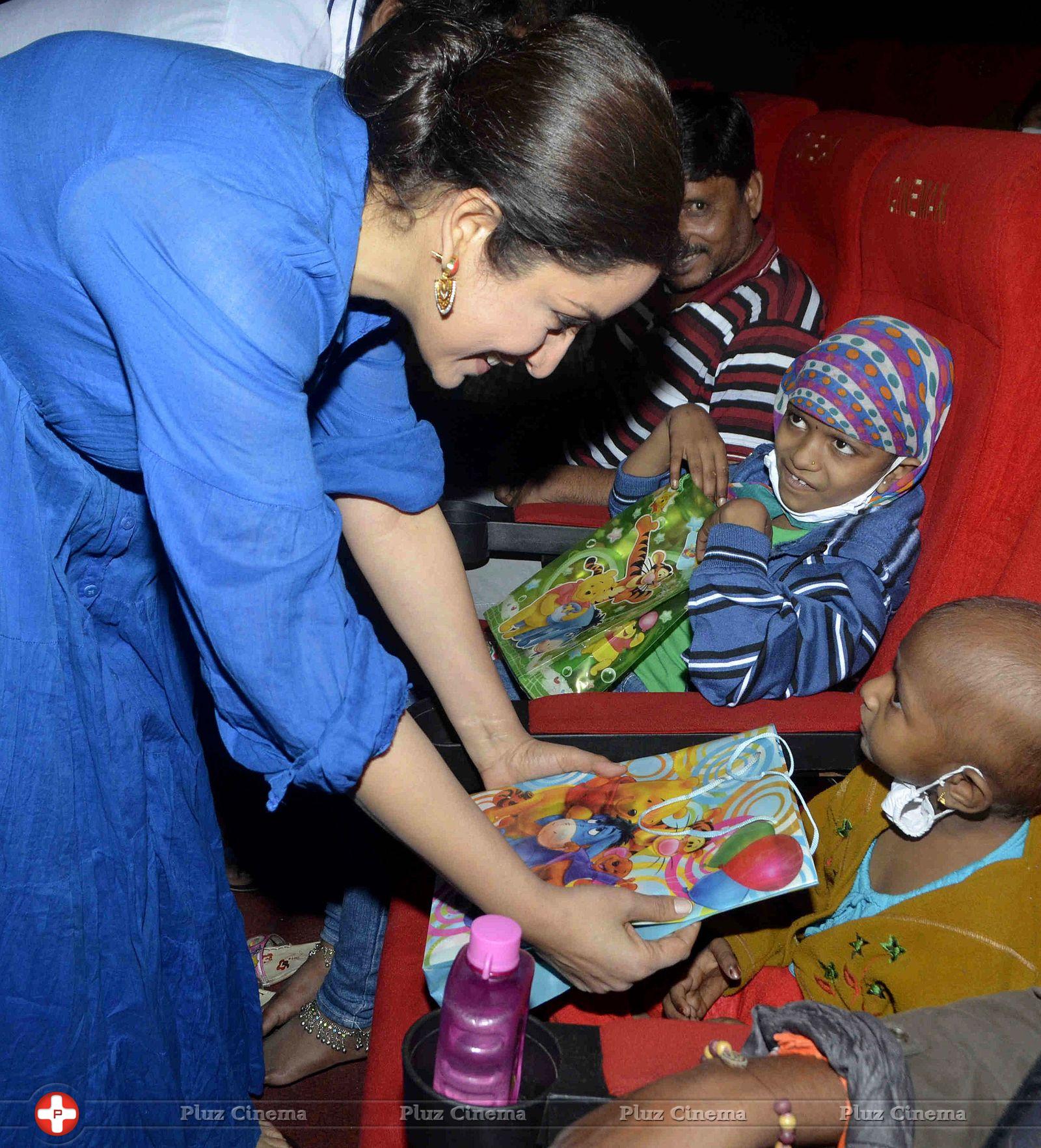 Tisca Chopra - Tisca Chopra and Sherlyn Chopra with children suffering from Terminal Cancer Photos | Picture 694501