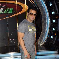 Salman Khan - Salman Khan promotes Jai Ho on Dance India Dance Photos | Picture 696643