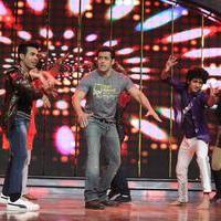 Salman Khan - Salman Khan promotes Jai Ho on Dance India Dance Photos | Picture 696648